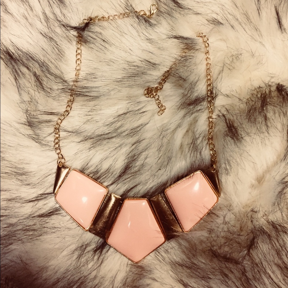 🎁 NWT perfect pink gold statement necklace